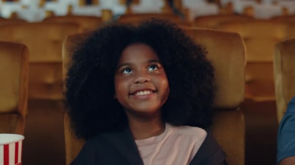Vonzó Vidám Fiatal Fekete Afrikai Lány Nevet Miközben Filmet Néz — Stock videók