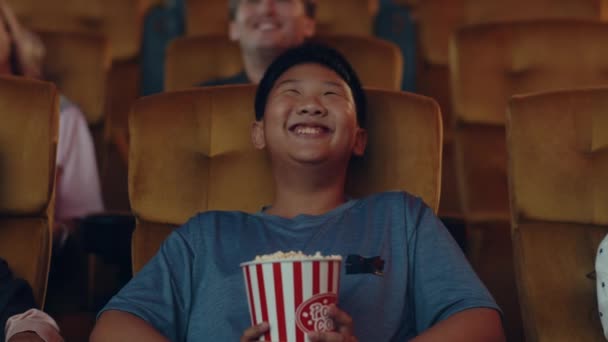 Knappe Vrolijke Jonge Aziatische Jongen Die Lacht Terwijl Hij Film — Stockvideo
