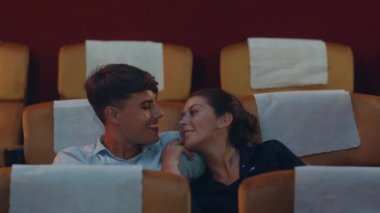 Çekici, neşeli, beyaz bir çift sinemada film izlerken gülüyor. Yaşam tarzı eğlence konsepti.