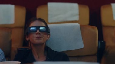 Çekici, neşeli, beyaz bir çift sinemada 3 boyutlu film izlerken gülüyor. Yaşam tarzı eğlence konsepti.