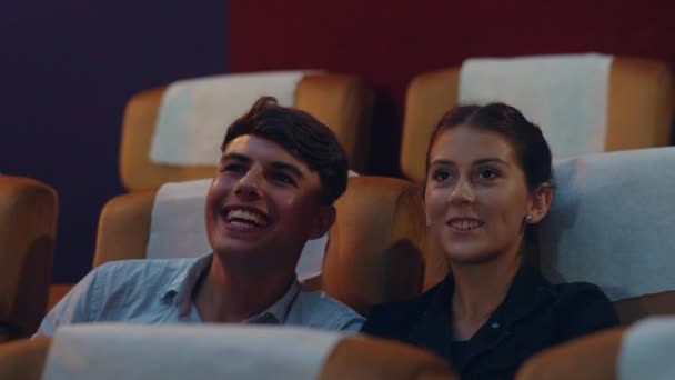 在电影院看电影时 迷人而快乐的哥卡式年轻夫妇笑着 生活方式娱乐概念 — 图库视频影像