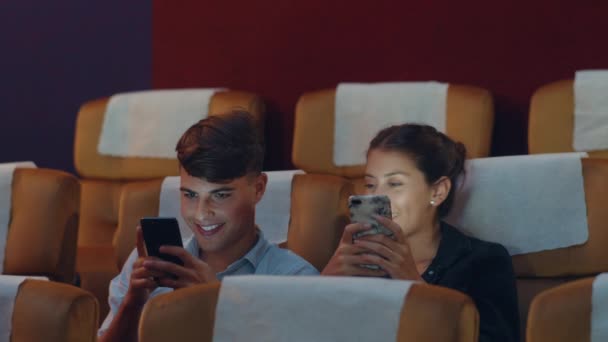 Attraktiva Glada Unga Kaukasiska Par Använder Smartphone Medan Tittar Film — Stockvideo