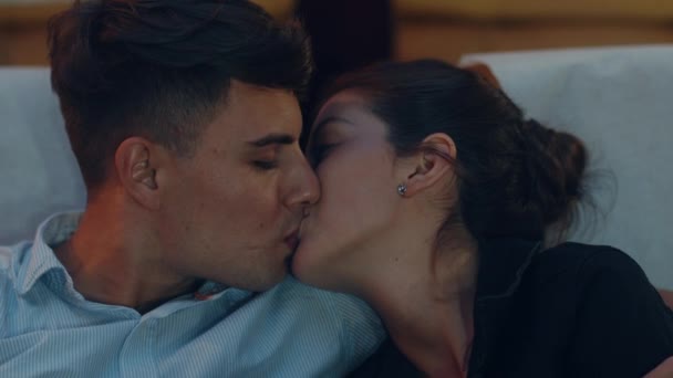 Çekici Neşeli Beyaz Bir Çift Sinemada Romantik Bir Anı Öpüyor — Stok video