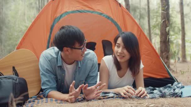 Jóvenes Asiáticos Campistas Pareja Tendida Tienda Bosque Viajero Masculino Femenino — Vídeos de Stock