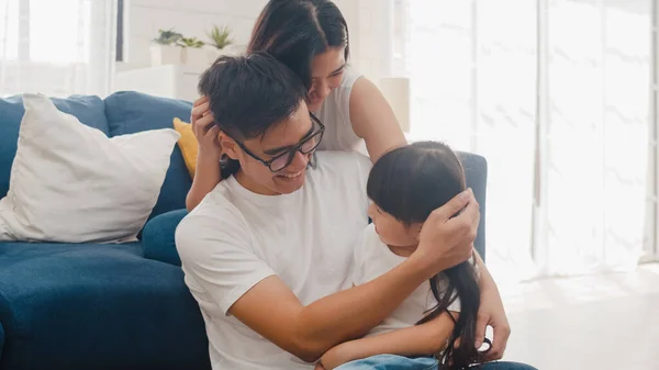 Feliz Alegre Padre Familia Asiática Mamá Hija Divierten Acurrucándose Jugando —  Fotos de Stock