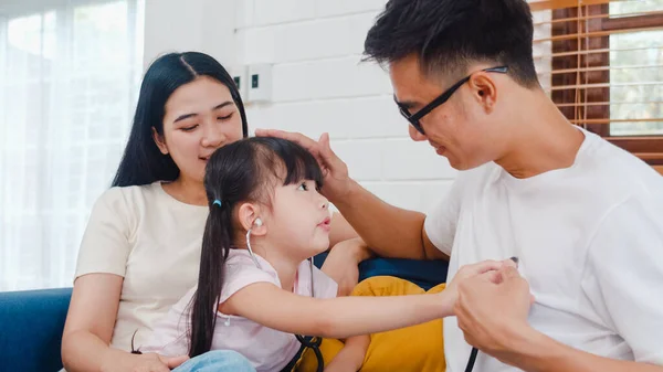 Ευτυχισμένη Χαρούμενη Ασιατική Οικογένεια Μπαμπάς Μαμά Και Κόρη Παίζει Αστείο — Φωτογραφία Αρχείου