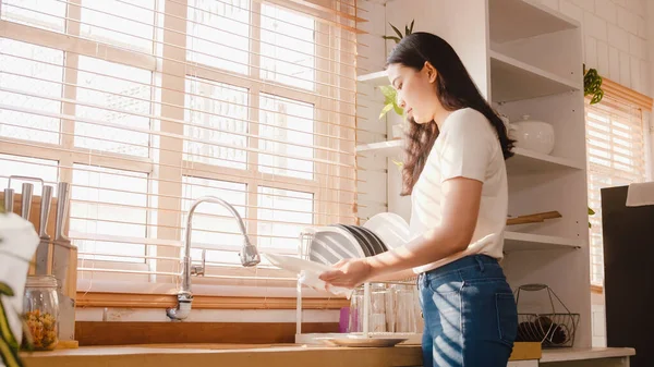 Houkutteleva Nuori Aasia Nainen Tiskaa Samalla Kun Siivoaa Keittiössä Talossa — kuvapankkivalokuva