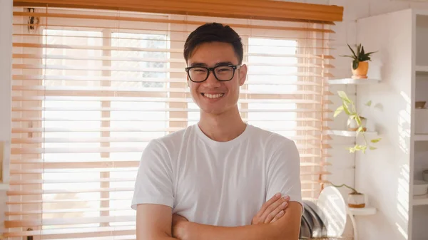 Glad Ung Asiatisk Man Känner Glad Leende Armarna Korsade Och — Stockfoto