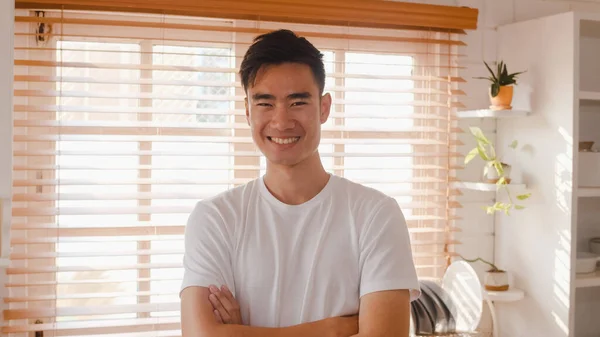 Lykkelig Asiatisk Mann Som Glad Smile Med Armene Kors Ser – stockfoto