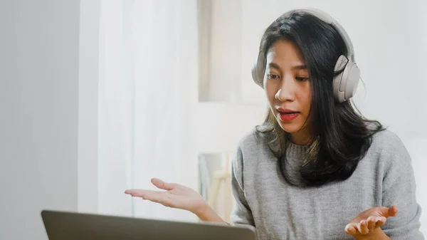 Asia Mujer Negocios Usar Auriculares Usando Portátil Hablar Con Sus —  Fotos de Stock