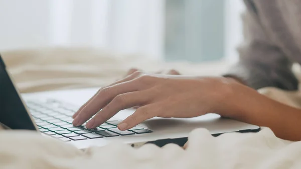 Retrato Mulher Asiática Freelance Desgaste Casual Usando Laptop Cama Quarto — Fotografia de Stock