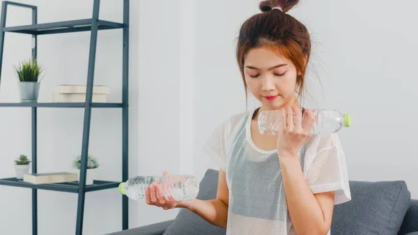 Ung Koreansk Dame Sportsøvelser Trener Med Lettvektig Dumbbell Med Flaske – stockfoto