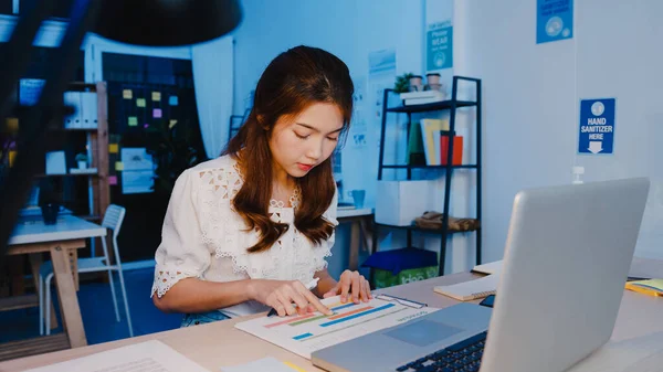 Mujeres Independientes Asia Que Utilizan Trabajo Duro Portátil Nueva Oficina —  Fotos de Stock