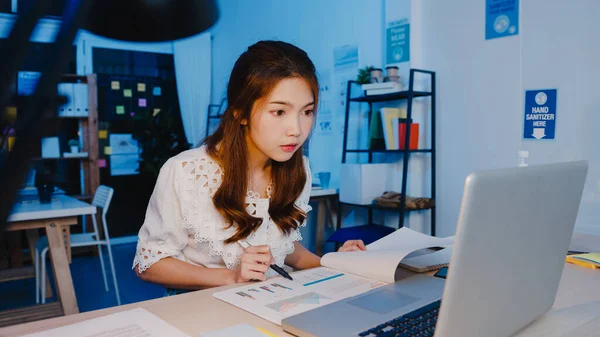 Frilance Asia Kvinner Som Bruker Laptop Hardt Arbeid Nytt Vanlig – stockfoto