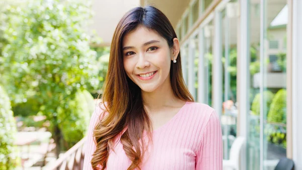 Joyeux Jeune Asiatique Femme Sentant Heureux Souriant Regardant Caméra Tout — Photo