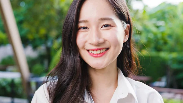 Onnellinen Nuori Aasialainen Nainen Tuntuu Onnelliselta Hymyillen Katsellen Kameraan Rentoutuessaan — kuvapankkivalokuva