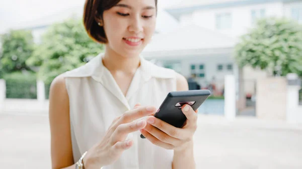 Aantrekkelijke Jonge Aziatische Zakenvrouw Met Behulp Van Mobiele Telefoon Controleren — Stockfoto