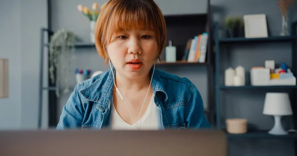 Aasian Liikenainen Joka Käyttää Kannettavaa Tietokonetta Puhu Kollegoille Suunnitelmasta Videopuhelussa — kuvapankkivalokuva