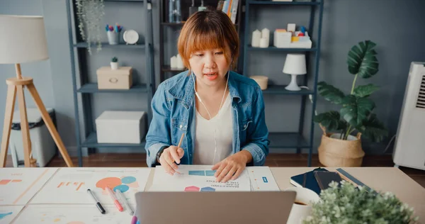 Forretningskvinne Fra Asia Som Bruker Laptop Snakker Med Kollegaer Planlegging – stockfoto