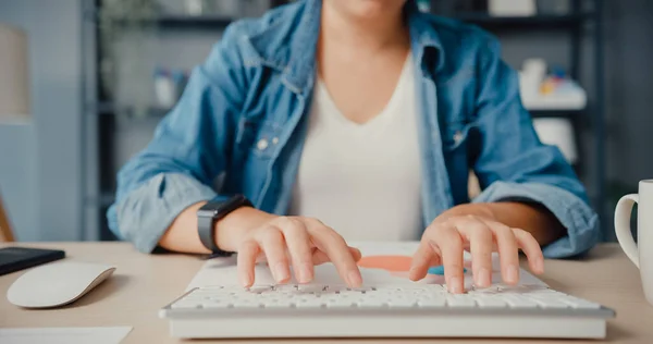 Freelance Ásia Senhora Casual Desgaste Usando Computador Desktop Line Aprender — Fotografia de Stock