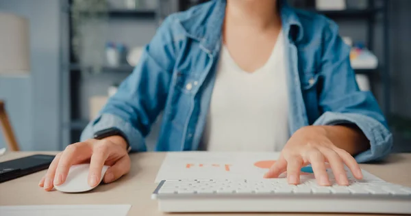 Mujer Asia Freelance Ropa Casual Usando Computadora Escritorio Línea Aprender —  Fotos de Stock