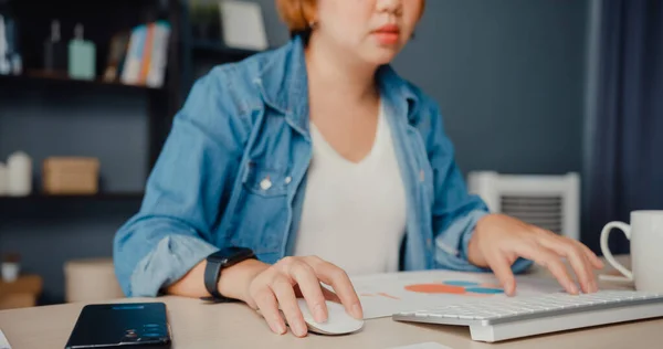 Freelance Asia Lady Casual Nosić Przy Użyciu Komputera Stacjonarnego Online — Zdjęcie stockowe