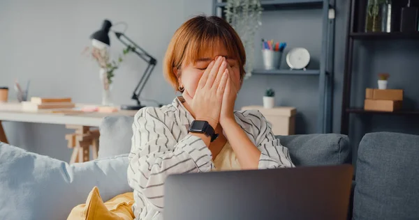 Señora Independiente Asia Siente Dolor Cabeza Mientras Está Sentado Sofá — Foto de Stock