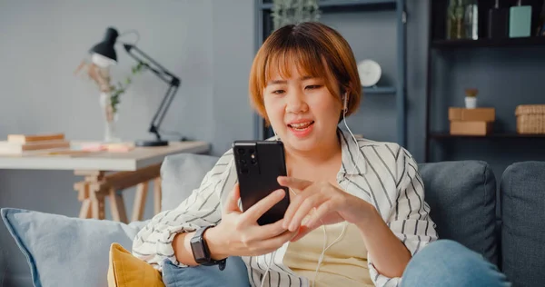 Nuori Aasian Nainen Älypuhelimella Videopuhelu Puhua Perheen Kanssa Sohvalla Olohuoneessa — kuvapankkivalokuva