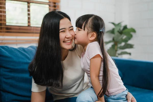 Heureuse Famille Asiatique Maman Fille Embrasser Embrasser Sur Joue Félicitant — Photo
