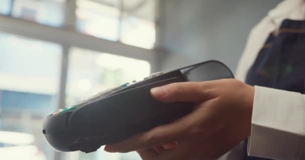 Unga Asien Kvinnlig Självbetjäning Använda Mobiltelefon Betala Kontaktlöst Med Kreditkort — Stockvideo