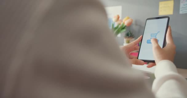 Joven Asiática Señora Uso Teléfono Celular Orden Línea Producto Compras — Vídeo de stock