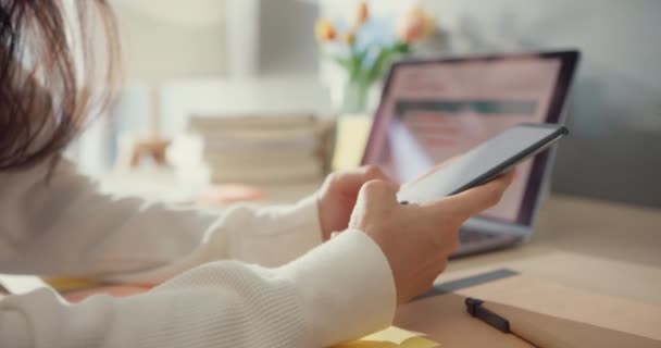 Close Joven Asiática Freelance Enfoque Chat Teléfono Móvil Con Colegas — Vídeo de stock