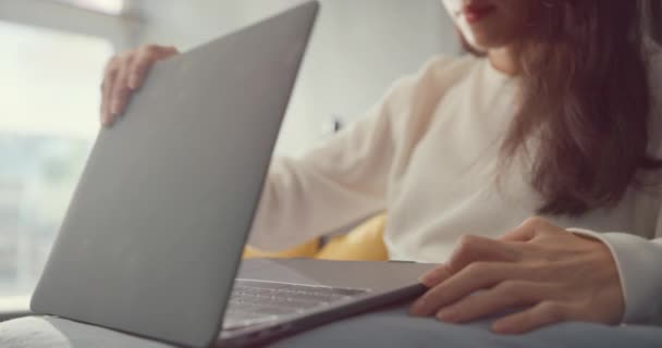 Freelancer Close Ásia Senhora Casual Desgaste Usando Laptop Line Aprender — Vídeo de Stock