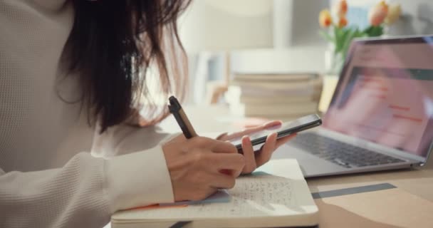 Close Jovem Asiática Senhora Foco Freelance Telefone Celular Bate Papo — Vídeo de Stock