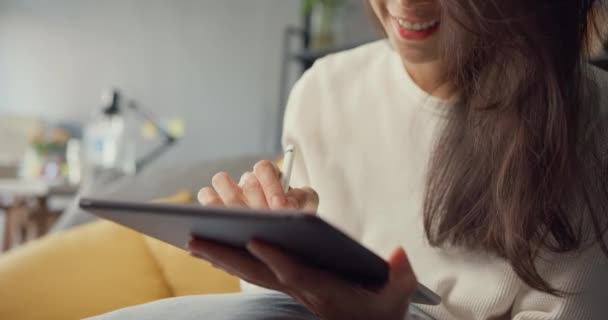 Gros Plan Freelance Asie Dame Casual Porter Utilisant Tablette Ligne — Video