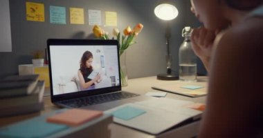 Genç Asyalı kız öğrenci uzaklık dersini çevrimiçi öğretmenle kapatın ve evde oturma odasında dizüstü bilgisayar ekranında çalışın. Uzaktan, sosyal uzaklık, korona virüsü için karantina.