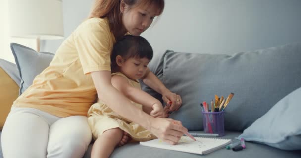 Szczęśliwy Wesoły Azja Rodzina Mama Uczyć Dziewczyna Malować Używać Album — Wideo stockowe
