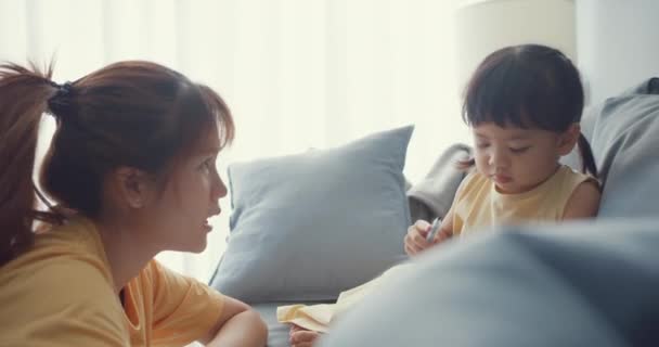Szczęśliwy Wesoły Azja Rodzina Mama Uczyć Dziewczyna Malować Używać Album — Wideo stockowe