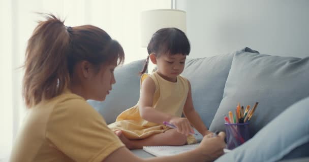 Ευτυχισμένη Χαρούμενη Οικογένεια Της Ασίας Μαμά Διδάσκουν Κορίτσι Χρώμα Άλμπουμ — Αρχείο Βίντεο