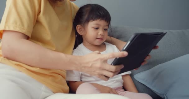 Feliz Alegre Ásia Mãe Família Bonito Garoto Usando Tablet Digital — Vídeo de Stock