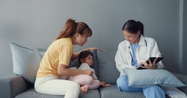 Mladá Asie Ženské Pediatr Lékař Malá Holka Pacient Pomocí Digitální — Stock video