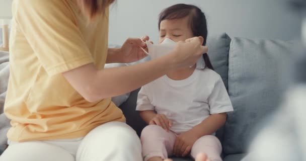 Glücklich Fröhliche Asiatische Familienmama Mit Schützender Gesichtsmaske Sitzen Auf Der — Stockvideo