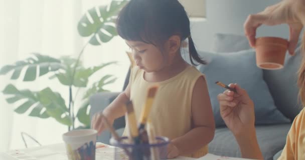 Szczęśliwy Wesoły Azja Rodzina Mama Uczyć Maluch Dziewczyna Malować Ceramiczny — Wideo stockowe