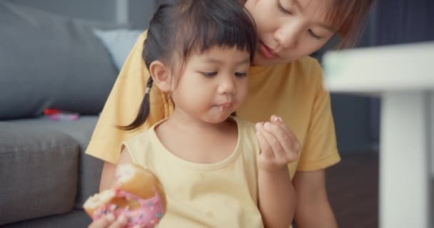 Szczęśliwy Wesoły Azja Rodzina Mama Dziewczynka Jedzenie Pączki Zabawy Zrelaksować — Wideo stockowe