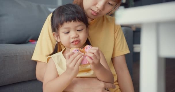 Szczęśliwy Wesoły Azja Rodzina Mama Dziewczynka Jedzenie Pączki Zabawy Zrelaksować — Wideo stockowe