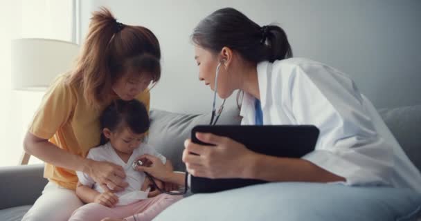 Młoda Azja Pediatra Trzymać Stetoskop Egzamin Mała Dziewczynka Pacjent Wizyta — Wideo stockowe