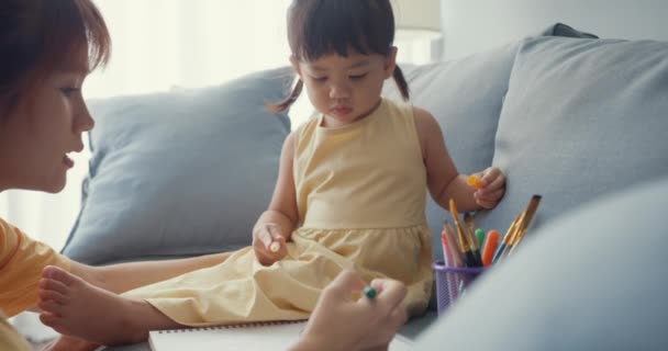 Neşeli Asya Ailesi Anneleri Kızlara Boya Kullanım Albümü Renkli Kalemler — Stok video