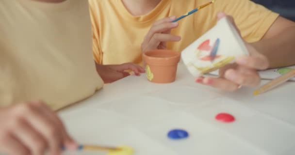 Szczęśliwy Wesoły Azja Rodzina Mama Uczyć Maluch Dziewczyna Malować Ceramiczny — Wideo stockowe