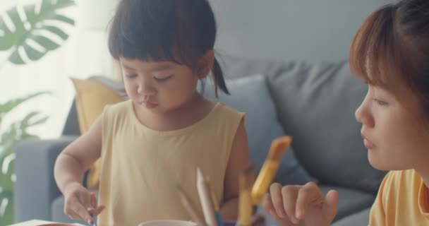 Mutlu Neşeli Asya Ailesi Annesi Küçük Kıza Seramik Tencereyi Boyamayı — Stok video