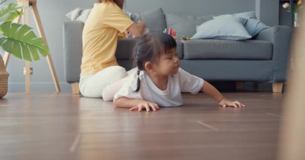 Feliz Familia Alegre Asia Mamá Persiguiendo Adorable Niño Inquieto Que — Vídeos de Stock